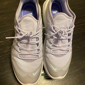 Womens Nike Air max Axis size 9.5 sneakers lilac
